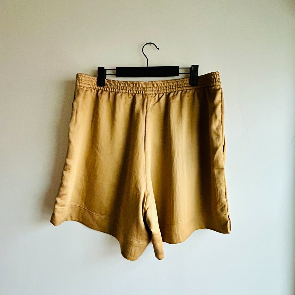 H&M Flowy Pull on Shorts in Golden Wheat Size L (NWT) - Picture 2 of 6